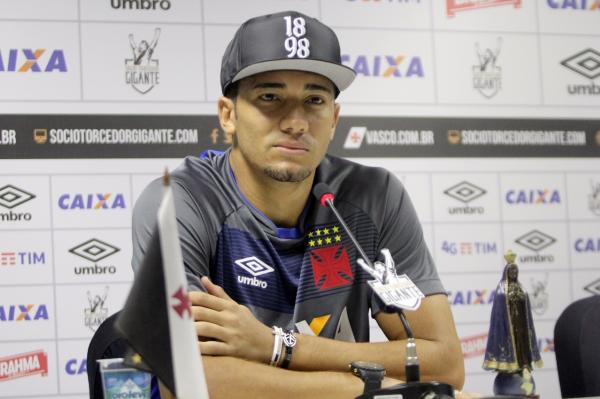 Jean concede entrevista coletiva em São Januário