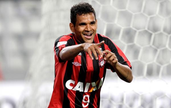 Artilheiro voltando... Éderson aguarda para ser anunciado pelo Atlético-PR