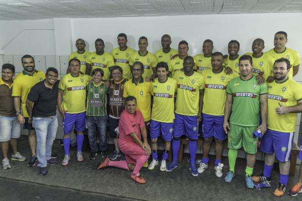 Com Margarida à frente, seleção master posada no vestiário