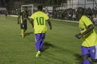 Edilson Capetinha parte para o drible, sob o olhar de Amaral