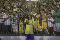 Amaral tira selfie com fãs após a partida