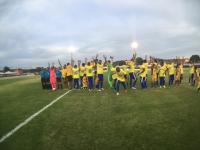 Jogadores acenam para o público