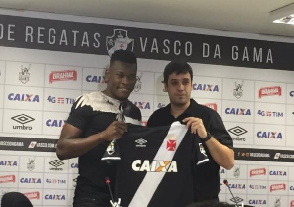 Paulão posou com a camisa do Vasco ao lado de Euriquinho