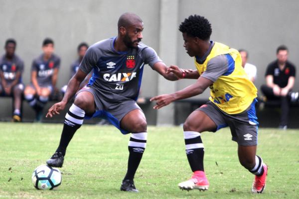 Muriqui marcou na vitória dos profissionais pelo placar de 1 a 0