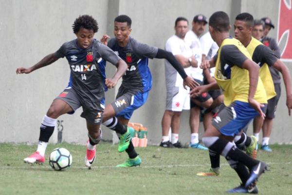 Elenco do Vasco treinou forte nesta quarta-feira