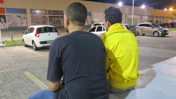 X, de camisa preta, ao lado de amigo que presenciou suposta agressão