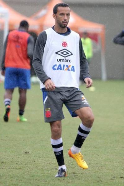Nenê treina sob chuva em São Januário: lentidão deve custar vaga