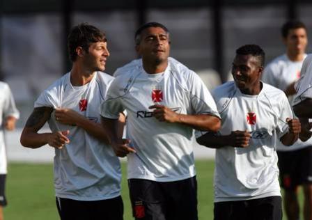 Abedi (à direita) corre ao lado de Romário e Leandro Amaral