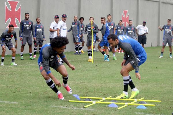 Douglas e Nenê se divertem durante aquecimento