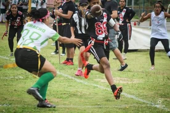 A wide receiver Lorena em ação no flag 2016