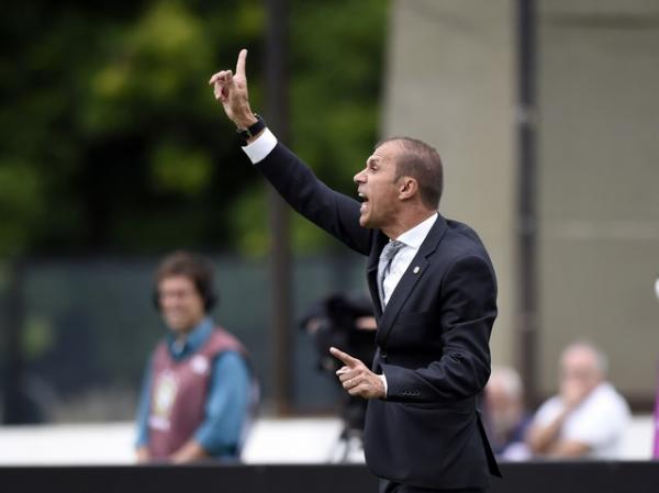 Milton Mendes na partida entre Vasco e Bahia pela segunda rodada do Campeonato Brasileiro