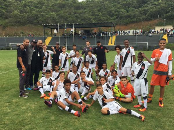 Meninos do Sub-13 festejam a goleada após o apito final