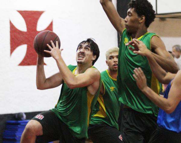 Atletas do sub-19, Emanuel Victor e Samuel Moreira disputam jogada em treinamento