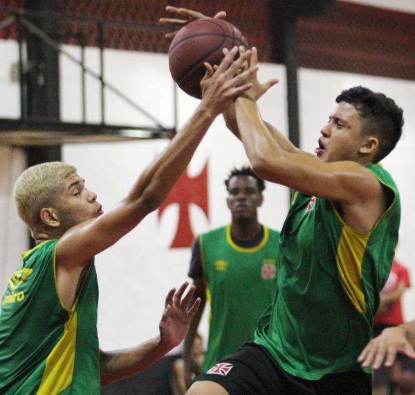 Franco e Adriano Gustavo disputam bola em atividade no Ginásio Vasco da Gama