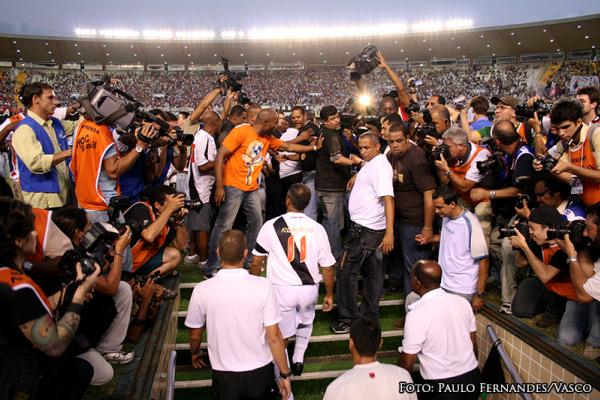 Romário entre em campo na vitória vascaína por 3x0 contra o Flamengo.
