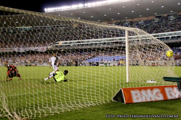 Romário faz o gol de 999 no goleiro Bruno.