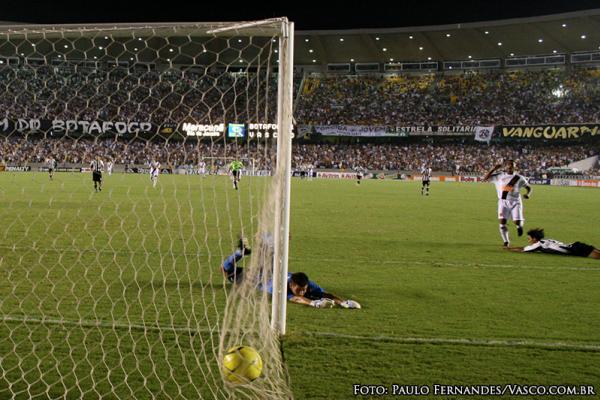 Uma das chances perdidas por Romário contra o Botafogo.