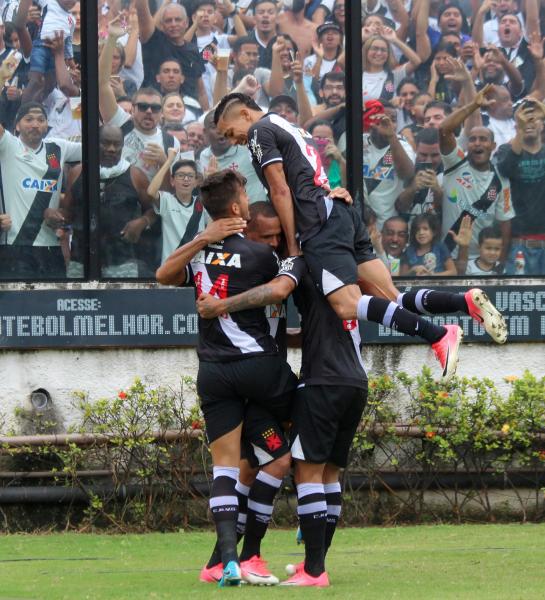 Gilberto festeja gol de Luis Fabiano na Colina