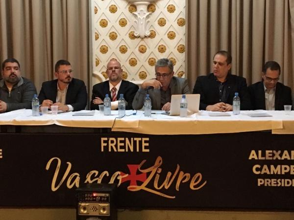 Alexandre Campello (segurando o microfone) lança sua campanha à presidência do Vasco