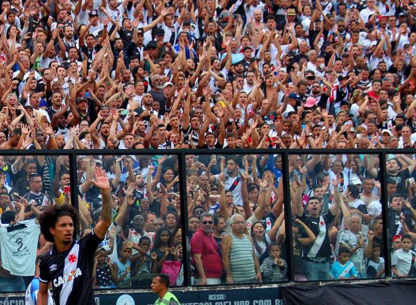 Douglas recebe o carinho da torcida em São Januário