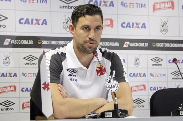 Martín Silva concede entrevista coletiva em São Januário