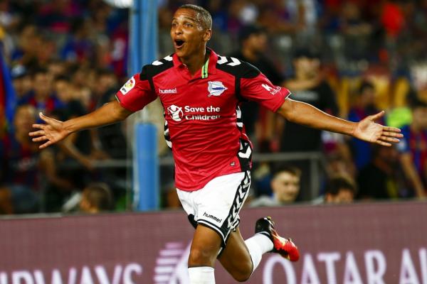 Deyverson comemora o gol marcado sobre o Barcelona no Camp Nou