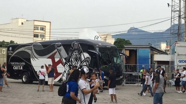 Ônibus do Vasco enguiçou antes de chegar em São Januário