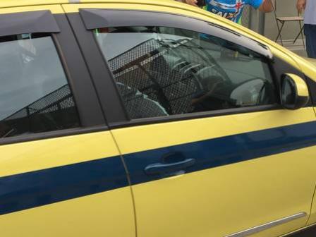 Técnico Milton Mendes chegando de táxi