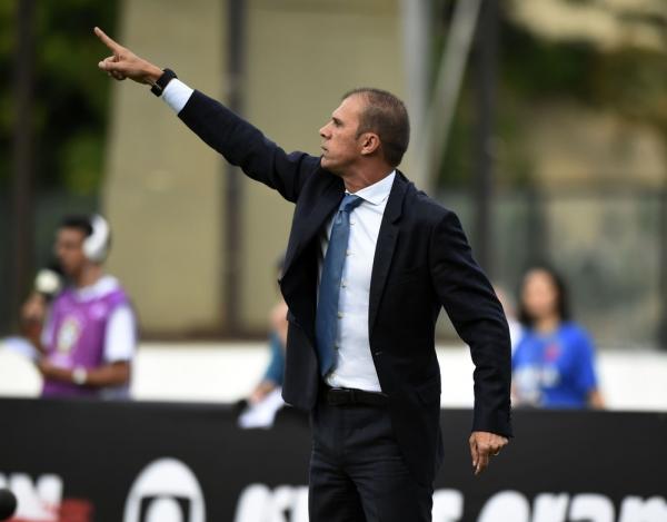 Milton Mendes orienta time no clássico contra o Fluminense