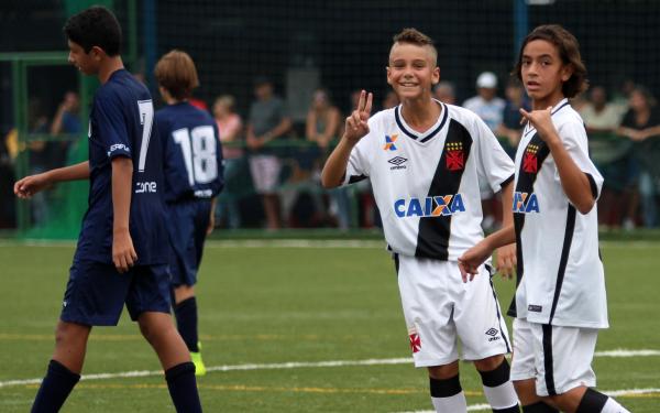 Victor Diotti e Gustavo Maia festejam último gol do jogo