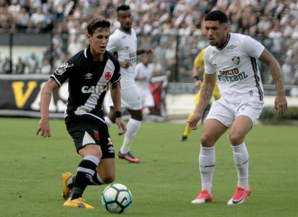 Mateus Vital é marcado de perto pelo tricolor Douglas