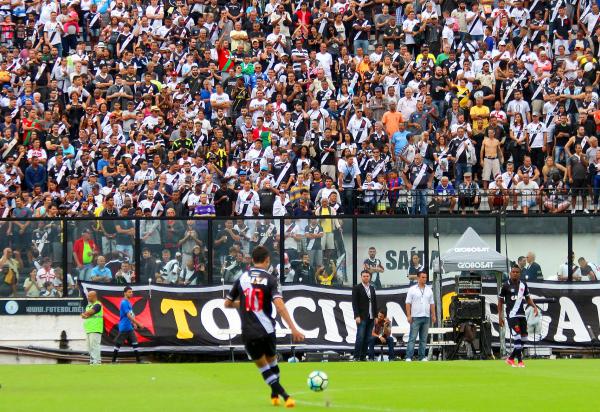 Mateus Vital carrega o número 10 nas costas na Colina