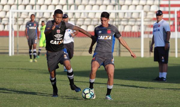 Mayck não dá espaço para Moresche durante coletivo
