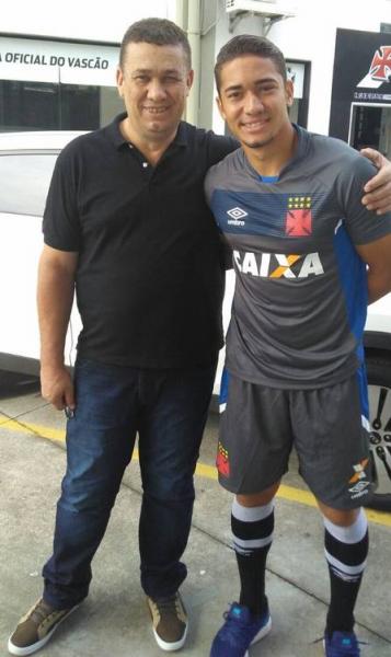 Jean ao lado do pai, Gilson, em São Januário