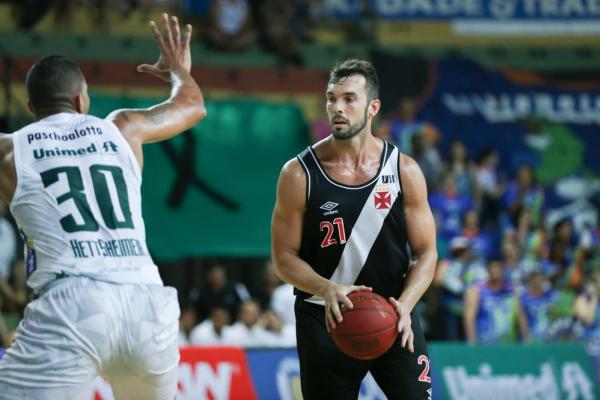  Murilo Becker em ação pelo Vasco na temporada 2016/2017