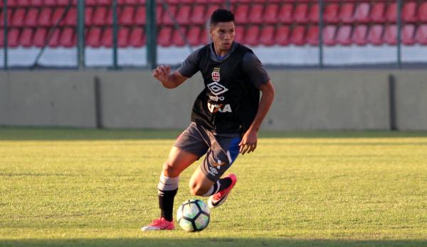 Paulinho durante treino no palco da partida de hoje