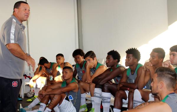 Marcus Alexandre orienta atletas antes da bola rolar