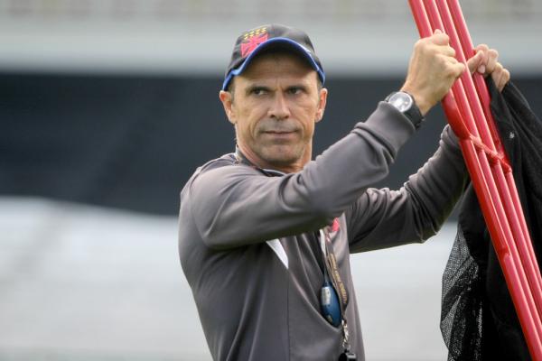 Milton Mendes durante treino do Vasco