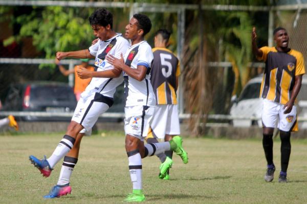 Leonan e Miranda festeja um dos gols cruzmaltinos