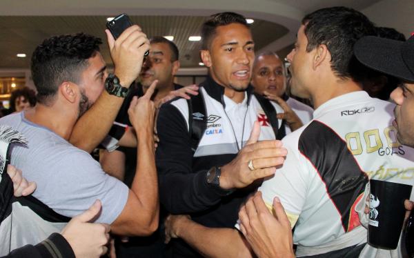 Jean recebe o carinho dos vascaínos no aeroporto
