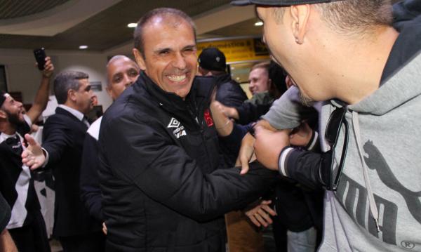 Milton Mendes esbanja simpatia na chegada em Porto Alegre