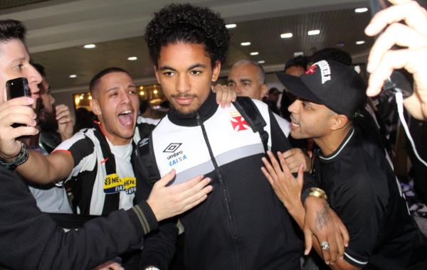 Douglas nos braços da torcida vascaína em solo gaúcho