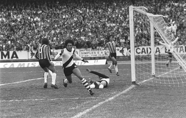 Dinamite comemora após abrir o placar no sul