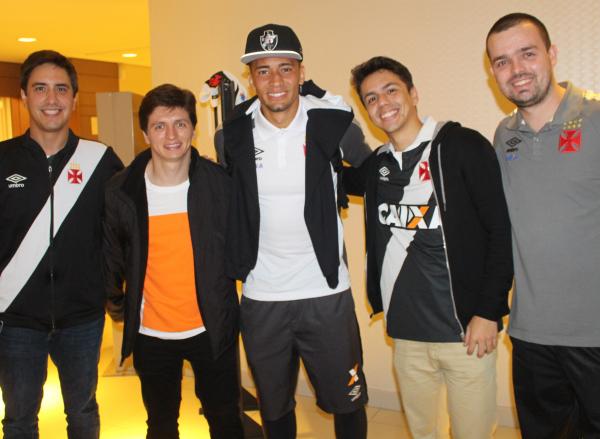 Gigantes posam para foto com o volante Jean