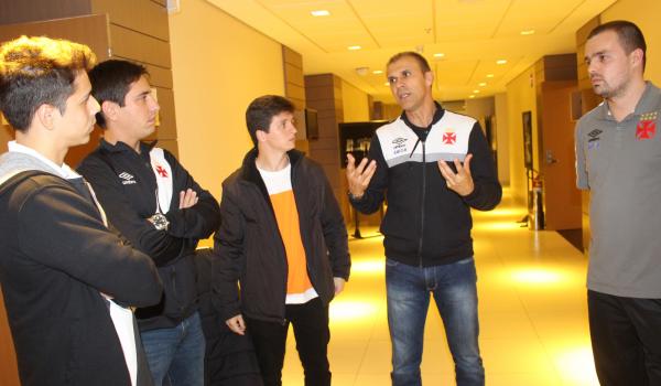 Sócios-torcedores conversam com o treinador Milton Mendes