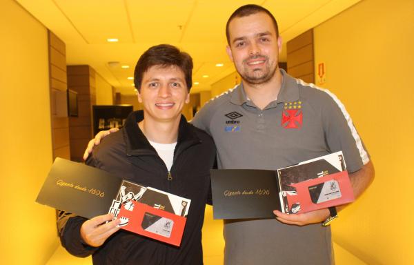 Clauder e Adriano exibem carteirinhas com orgulho