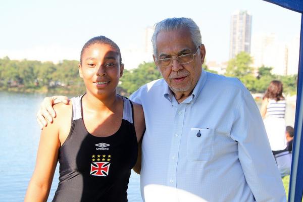 Ana Luiza posa com presidente Eurico Miranda