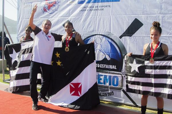 Antônio Lopes, vice-presidente de Remo, comemora vitória ao lado de Ana Luiza