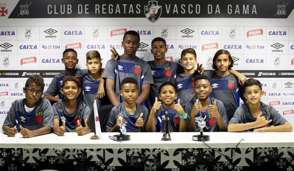 Jovens das categorias iniciais reunidos após trabalho