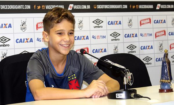 Victor Diotti passa por treinamento na sala de imprensa